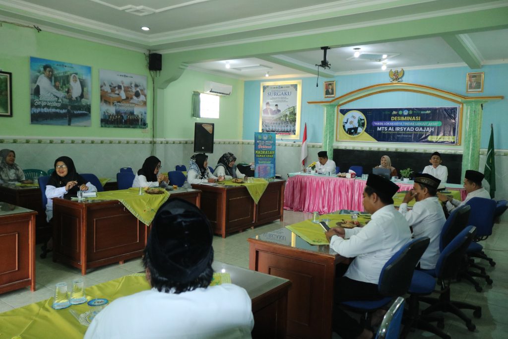 Visitor pendamping AKMI kementerian Agama Ibu Setyawati bersama Struktural MTs Al Irsyad Gajah