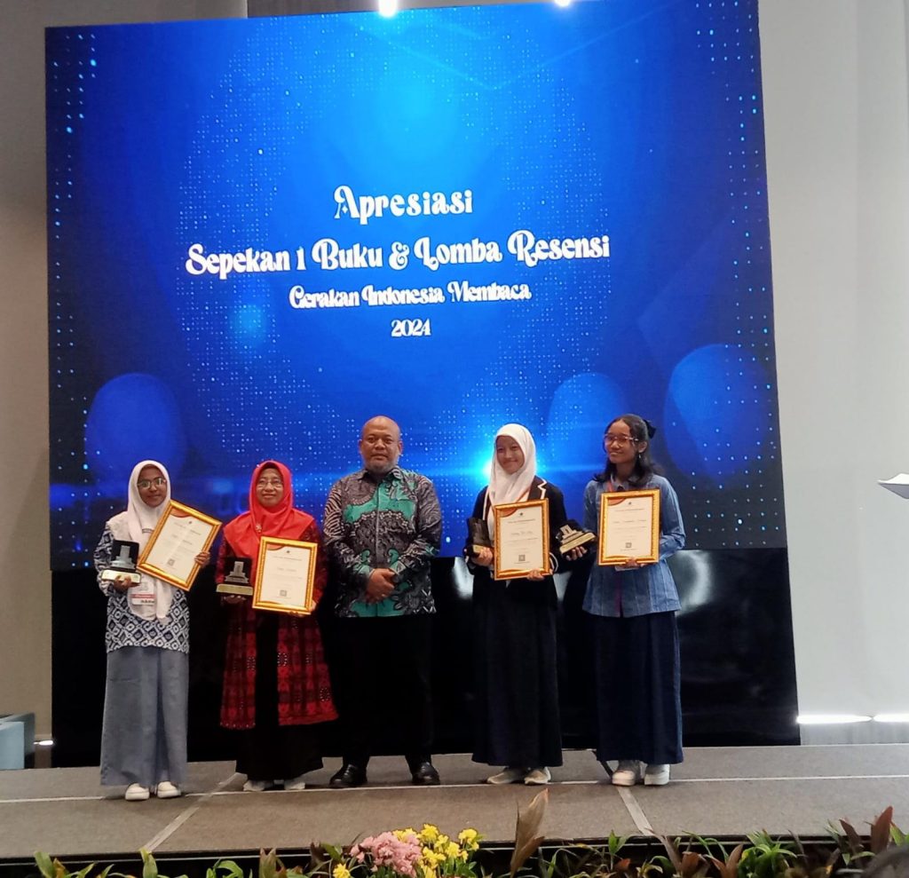 Choong Hui Ling menerima Penghargaan peraih video resensi terbaik tingkat nasional